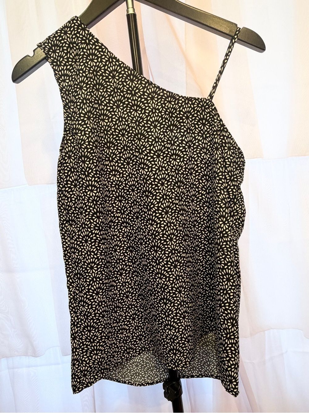 Banana Republic Women’s Black and White One-Shoulder Floral Print Blouse Size XS - Picture 6 of 7